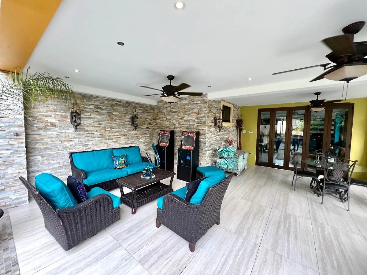 Pandora Luxury Mansion In Pos Villa Port of Spain Casa vacanze